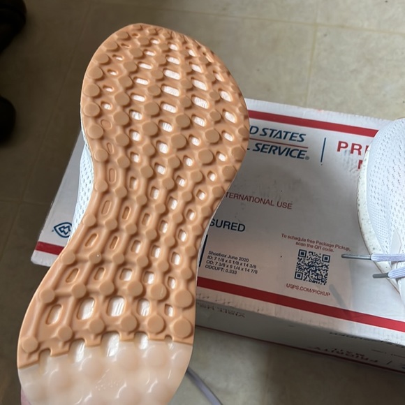 NEW Adidas Pure Boost 21 Shoes Cloud White/Metallic Silver - Size 7.5 - Picture 4 of 10